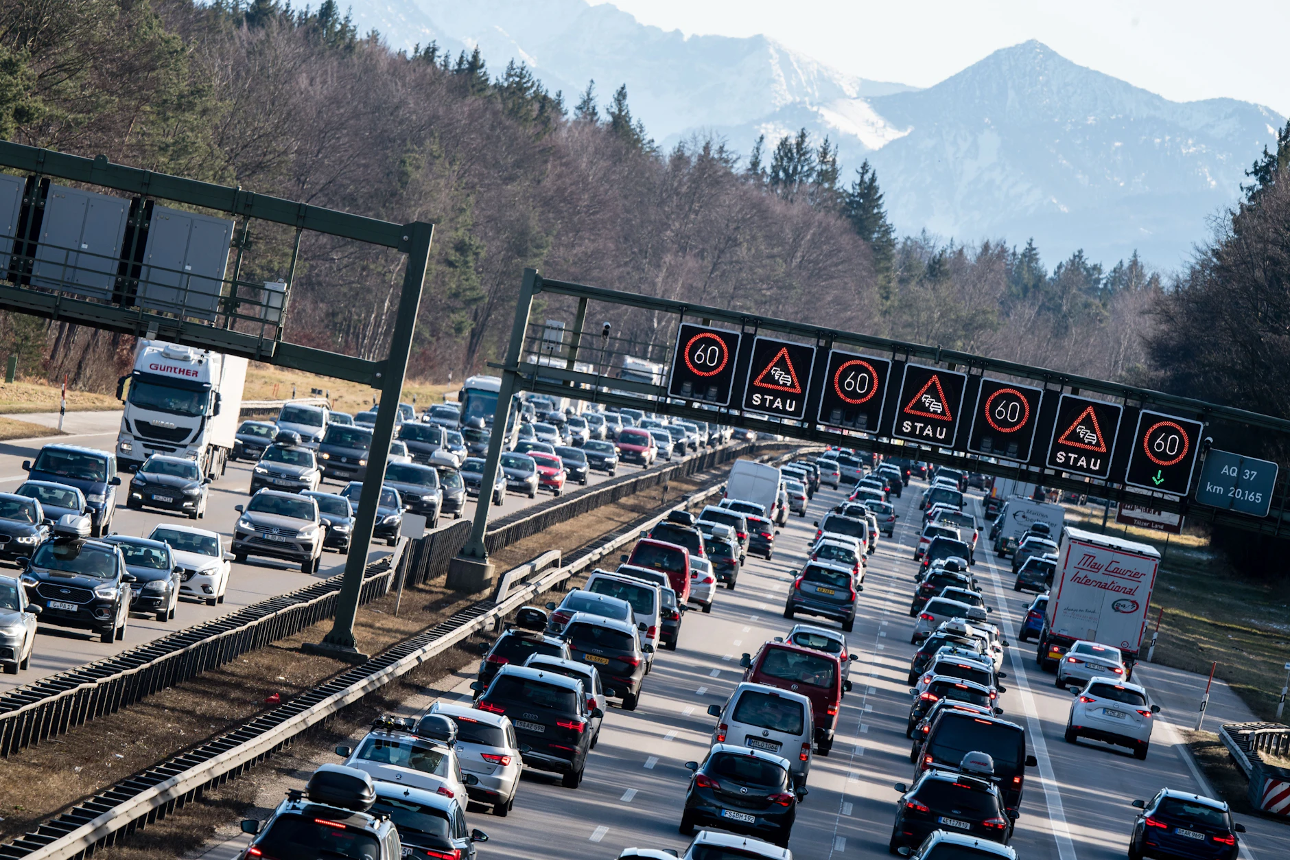 Auch auf der A8 Richtung Österreich sollen über Ostern die Autobahnen sehr voll werden. 