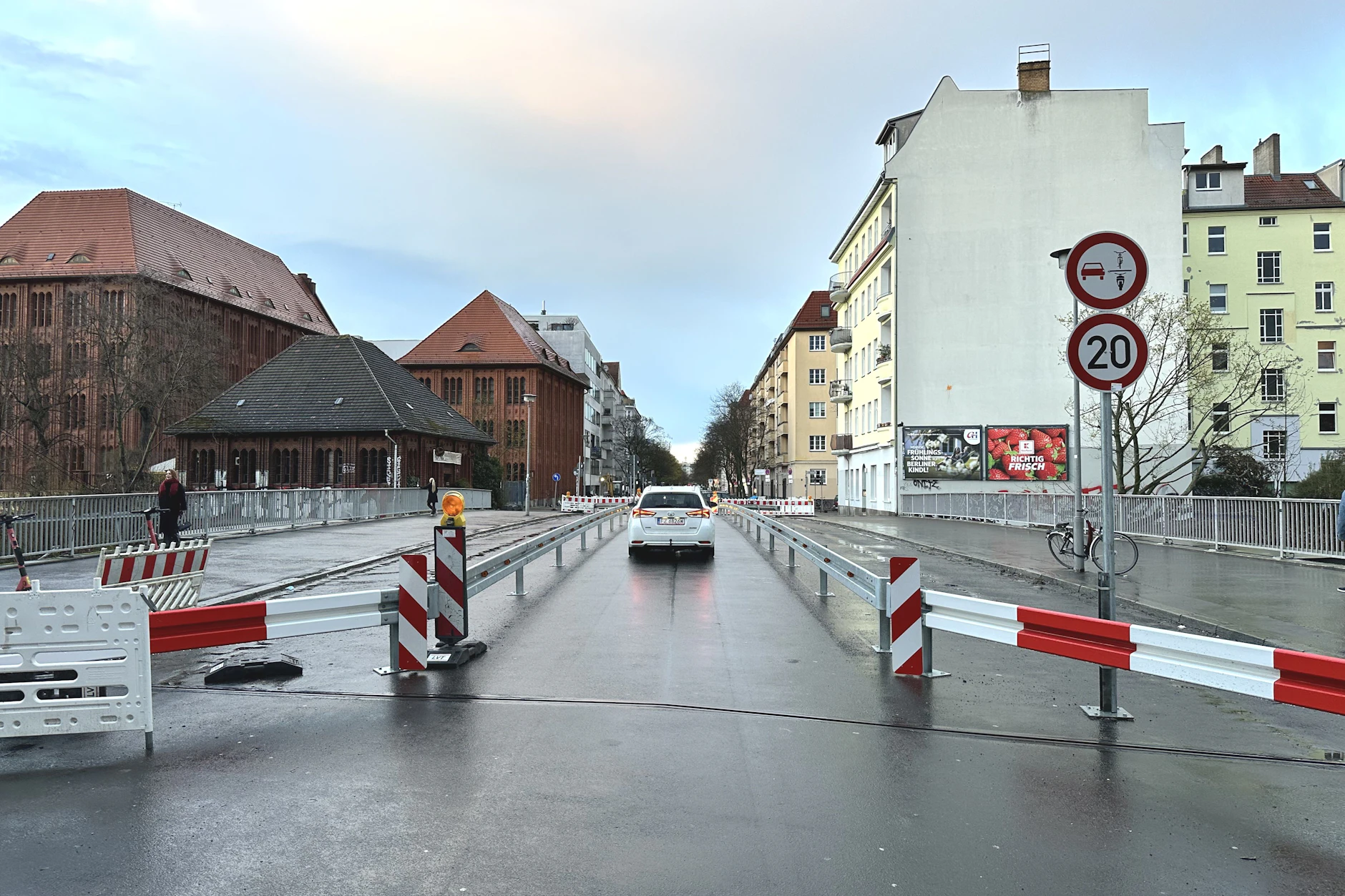 Erst im Dezember wurde ide Fahrspur auf der Dunckerbrücke eingeengt. Seitdem ist auch das Parken am Straßenrand nicht mehr möglich. 