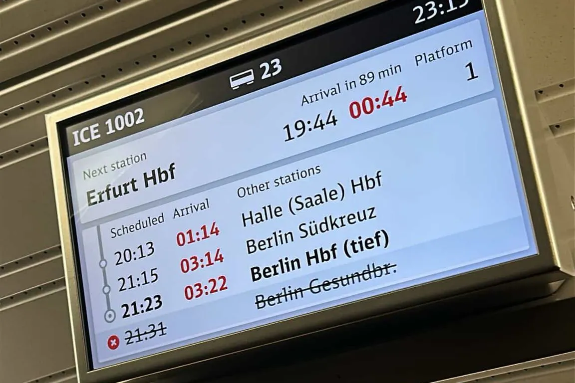 Immer wieder zeigen die Monitore im Zug neue Zeiten an. Doch die roten Zahlen verändern sich ständig – und die geplante Ankunft verschiebt sich immer weiter nach hinten.