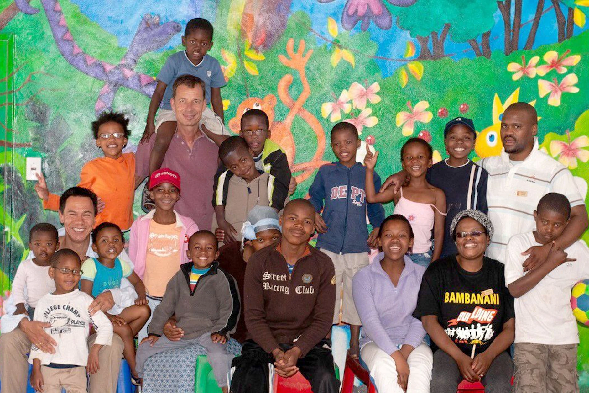 Lutz van Dijk, Perry Tsang und Erzieher mit der ersten Generation von Kindern und Jugendlichen, die heute alle junge Erwachsene sind