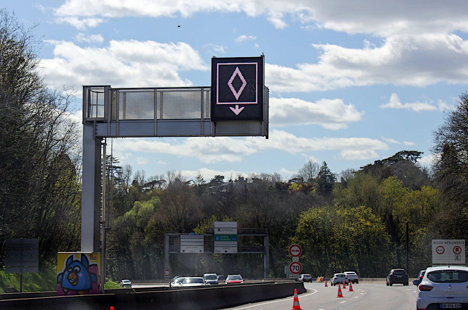 Dieses Verkehrszeichen aus Frankreich findet sich jetzt auch in Deutschland.