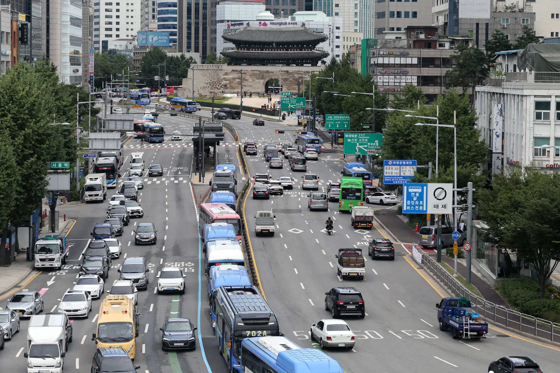 Autos fahren in Seoul: Die Regierung erwägt weitere Beschränkungen für Fahrzeuge.
