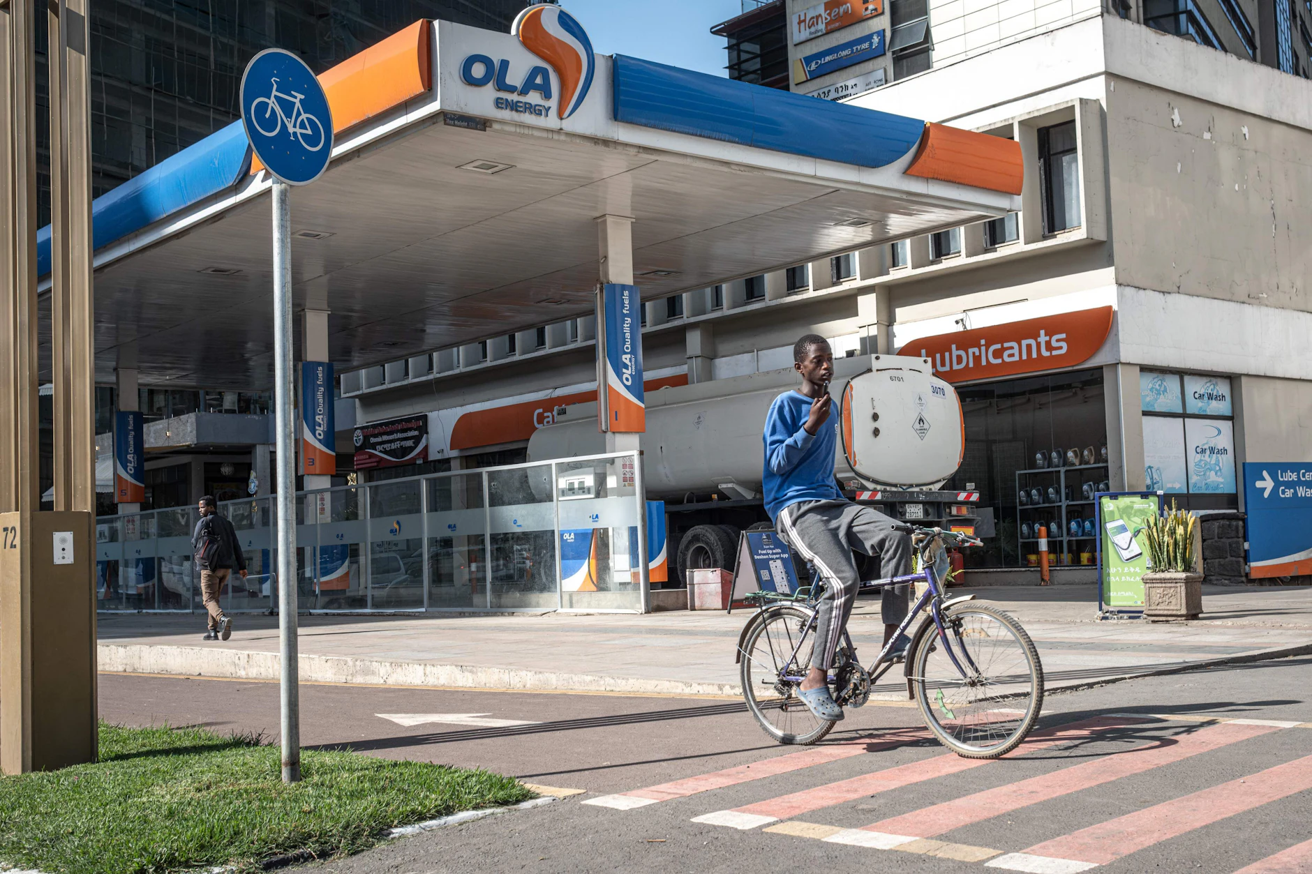 Äthiopien, Addis Abeba: Ein Radfahrer fährt an einer geschlossenen Tankstelle vorbei.
