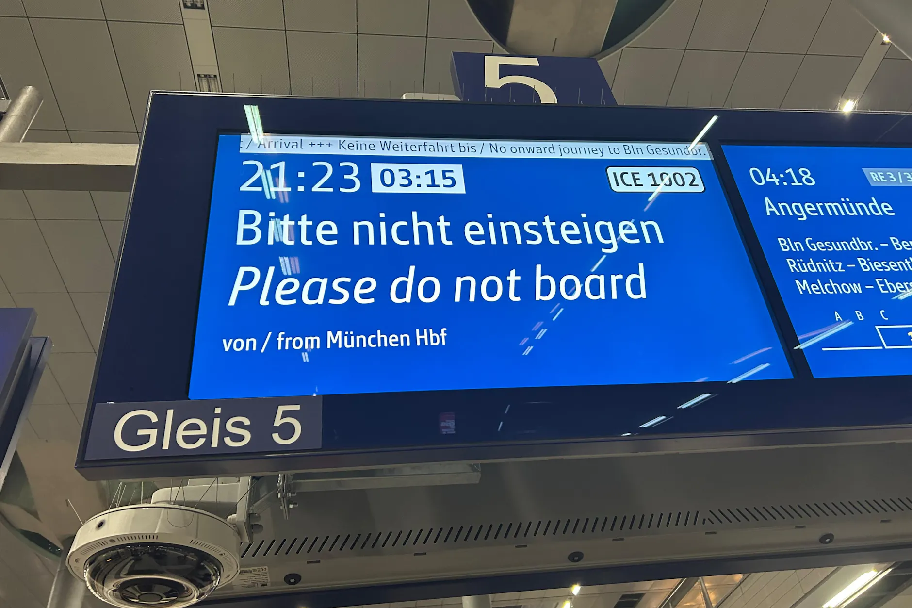 Der Beweis: Um 21.23 Uhr hätten wir ankommen sollen, um 3.15 Uhr war das Ziel dann endlich erreicht.