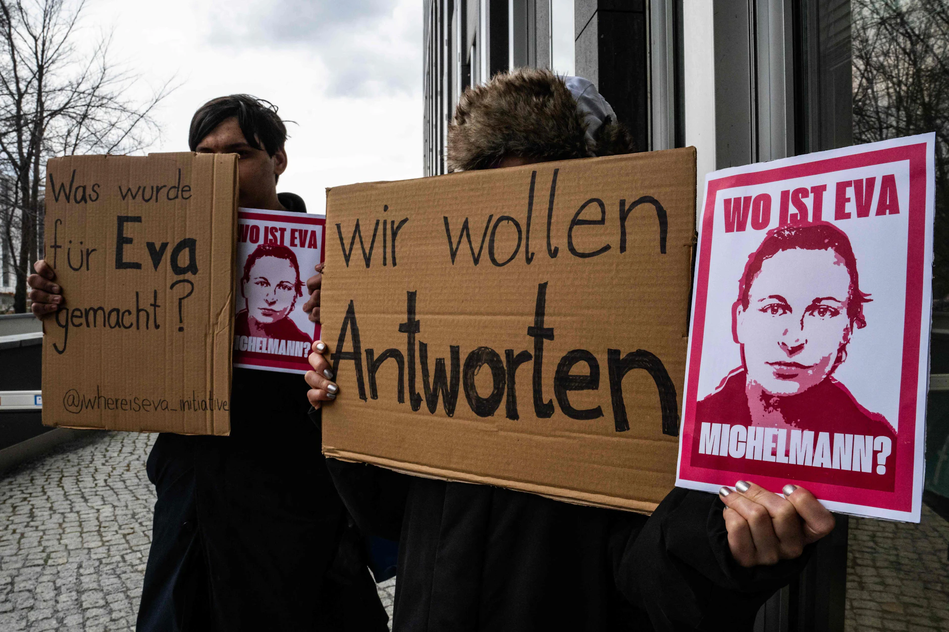 Aktivisten zeigen Porträts und Plakate der in Syrien verschleppten Journalistin Eva Michelmann und fordern Aufklärung über ihr Schicksal.