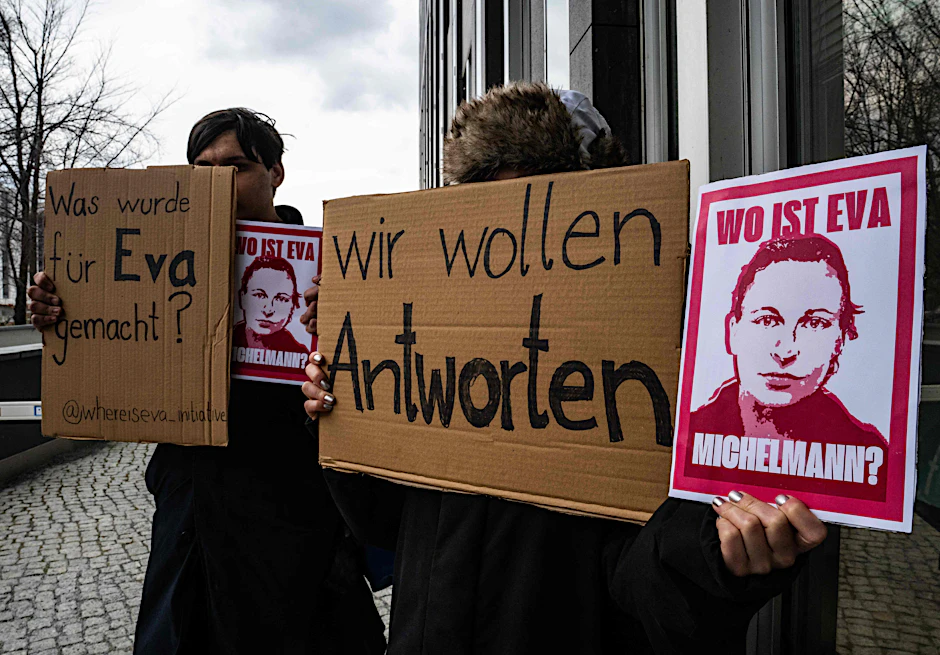 Aktivisten zeigen Porträts und Plakate der in Syrien verschleppten Journalistin Eva Michelmann und fordern Aufklärung über ihr Schicksal.