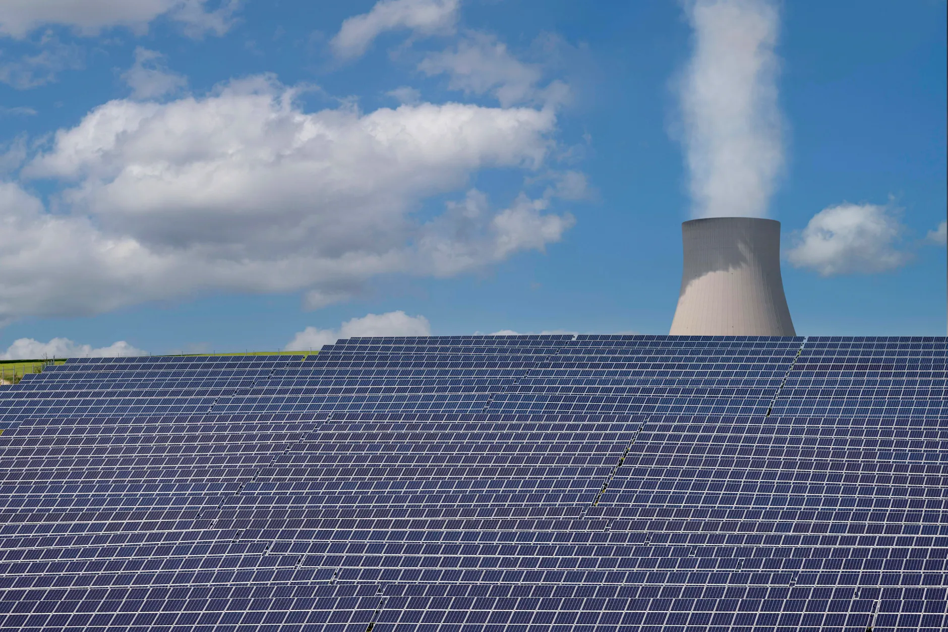 Solaranlage mit Atomkraftwerk. Die Sonne sichert aktuell keine Grundlastfähigkeit ab.