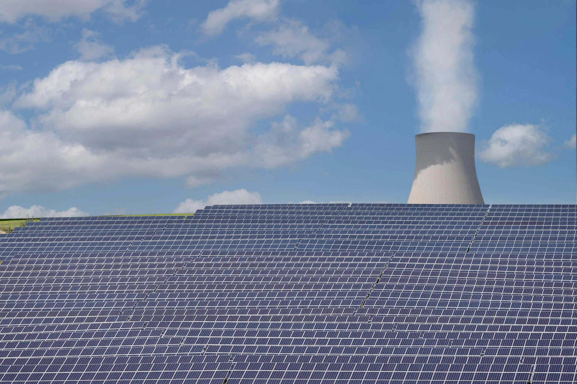 Solaranlage mit Atomkraftwerk. Die Sonne sichert aktuell keine Grundlastfähigkeit ab.