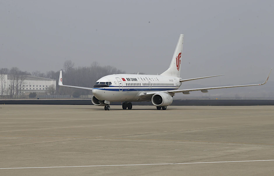 Eine Passagiermaschine der Air China aus Peking landet am 30. März 2026 auf dem internationalen Flughafen Sunan in Pjöngjang.