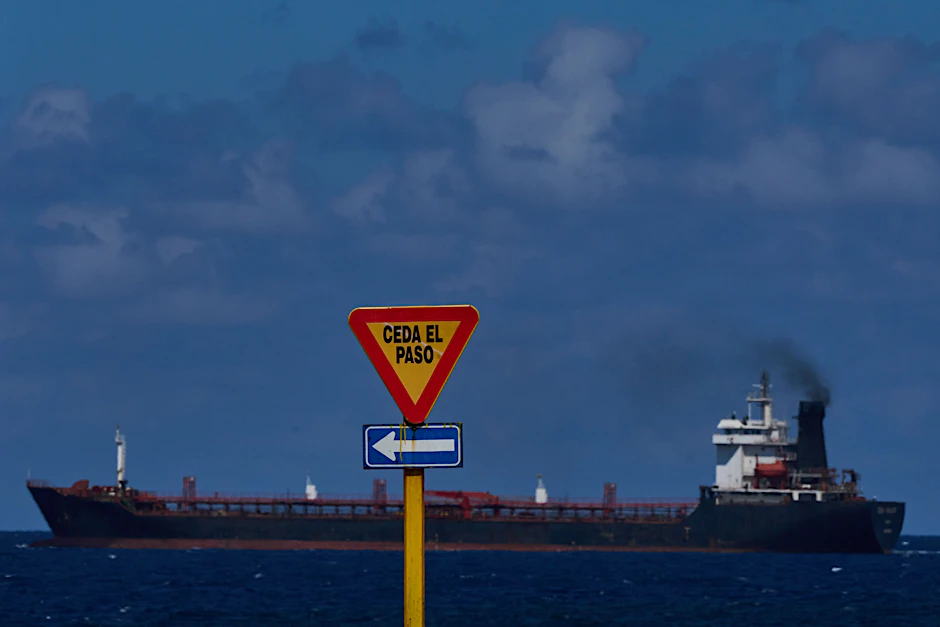Kuba, Havanna: Ein Tanker fährt in die Bucht von Havanna ein.