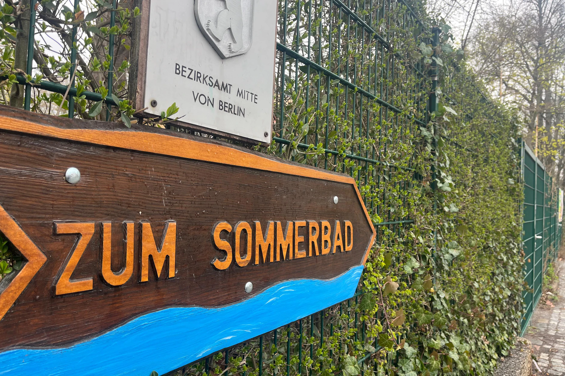 Die Vorbereitungen im Sommerbad Humboldthain laufen auf Hochtouren. Bis zur Eröffnung ist noch viel zu tun.
