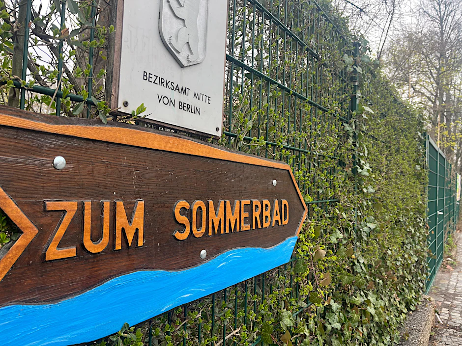 Die Vorbereitungen im Sommerbad Humboldthain laufen auf Hochtouren. Bis zur Eröffnung ist noch viel zu tun.