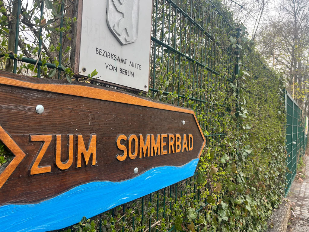 Die Vorbereitungen im Sommerbad Humboldthain laufen auf Hochtouren. Bis zur Eröffnung ist noch viel zu tun.