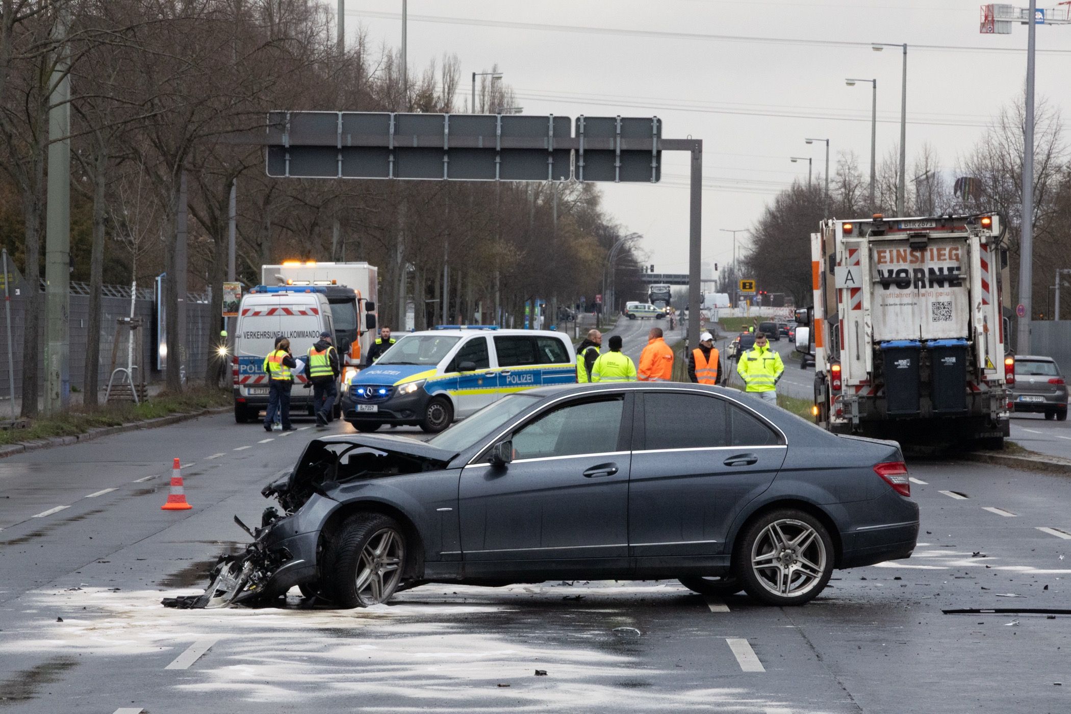 Schwerer Unfall zwischen Pkw und Müllwagen in Treptow-Köpenick