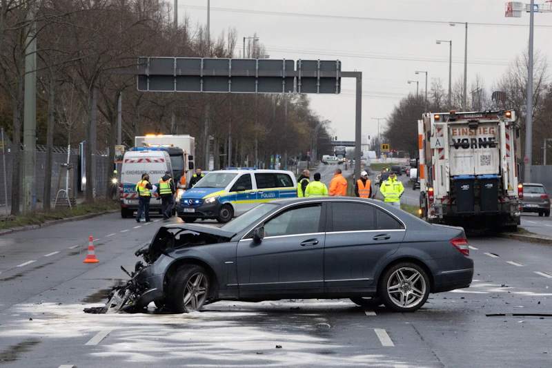 Schwerer Unfall zwischen Pkw und Müllwagen in Treptow-Köpenick