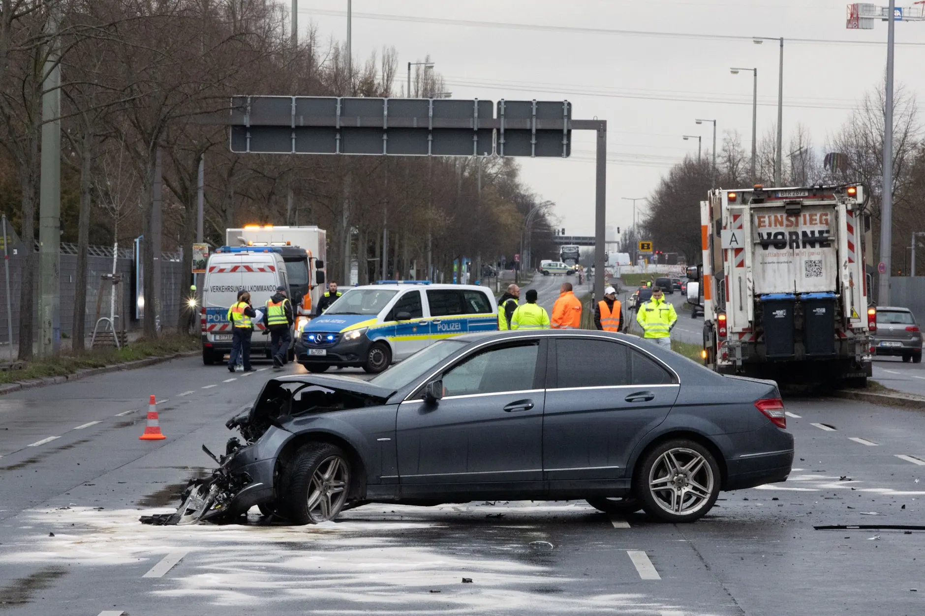 Schwerer Unfall zwischen Pkw und Müllwagen in Treptow-Köpenick