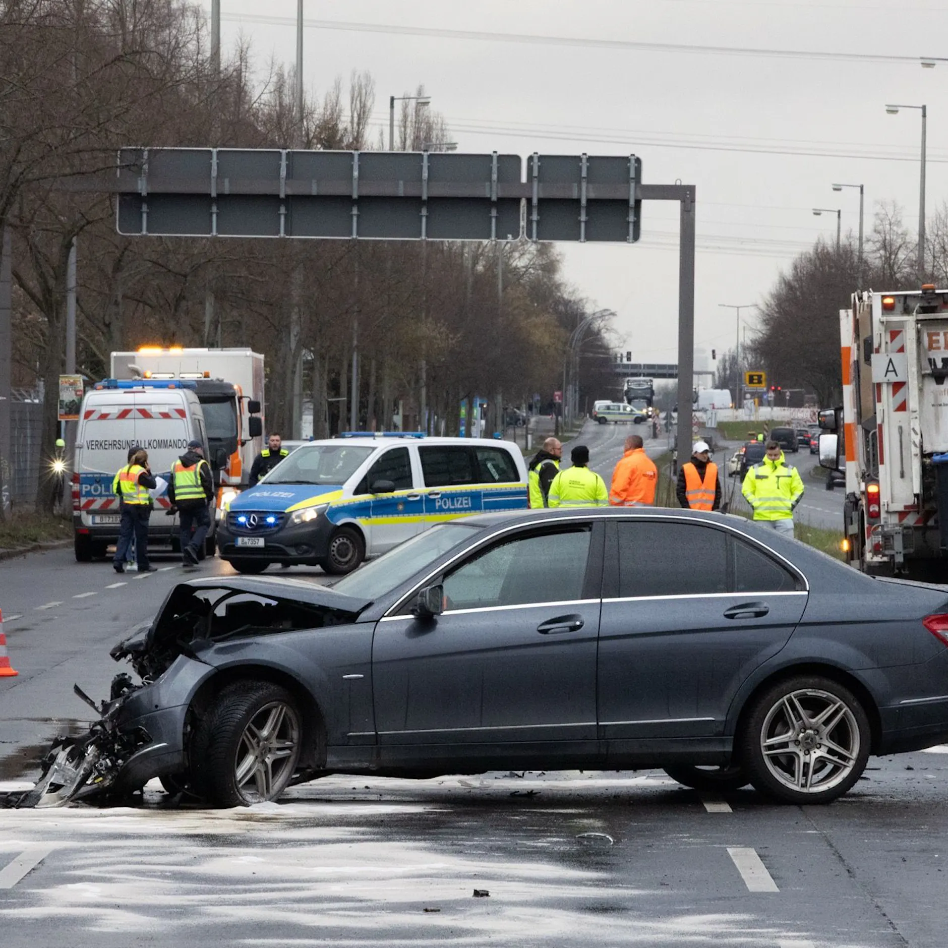 Schwerer Unfall zwischen Pkw und Müllwagen in Treptow-Köpenick