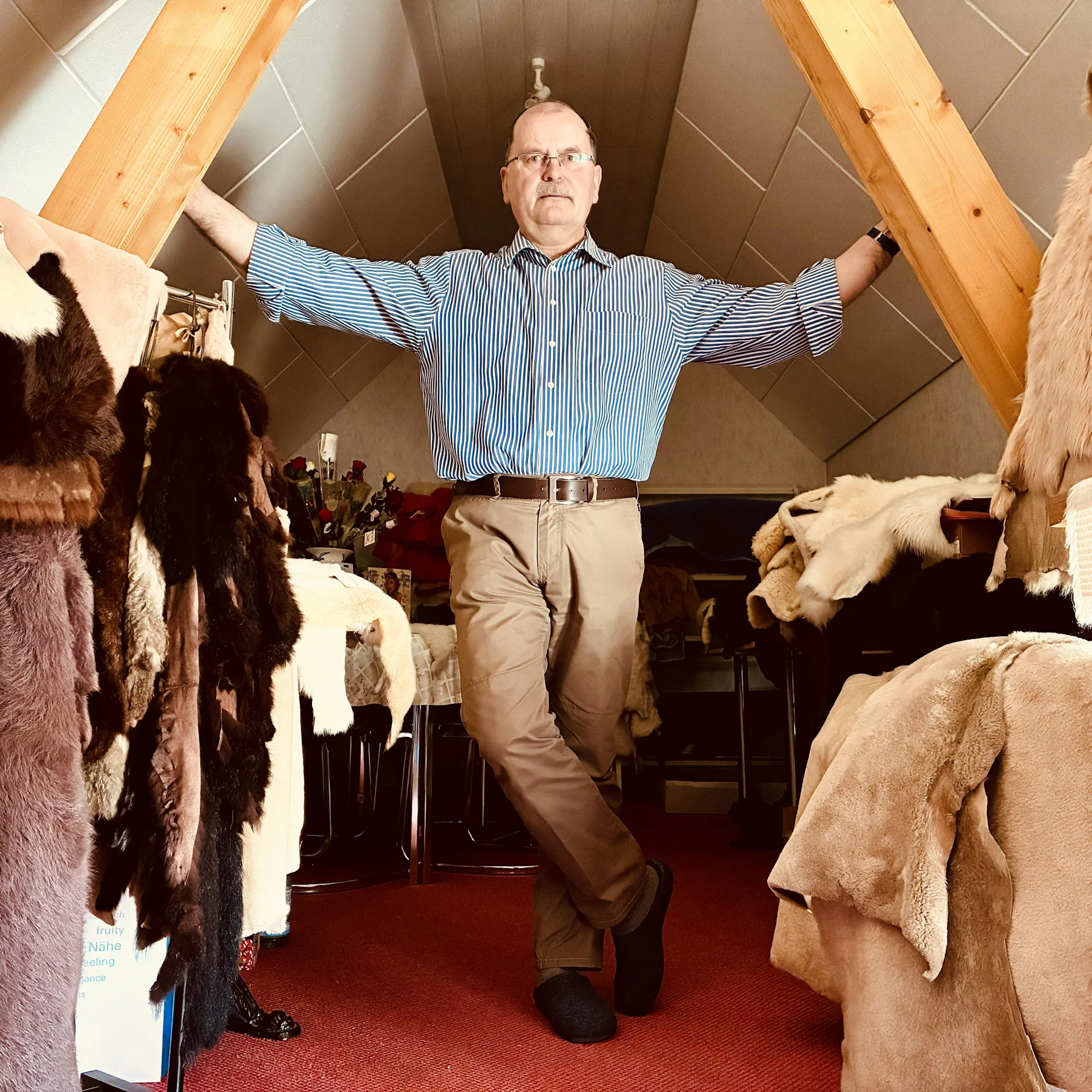 Heute verkauft Andreas Weidhaas (65) Felle - auf Erotik haben die Bewohner in seinem Ort scheinbar keine Lust mehr.