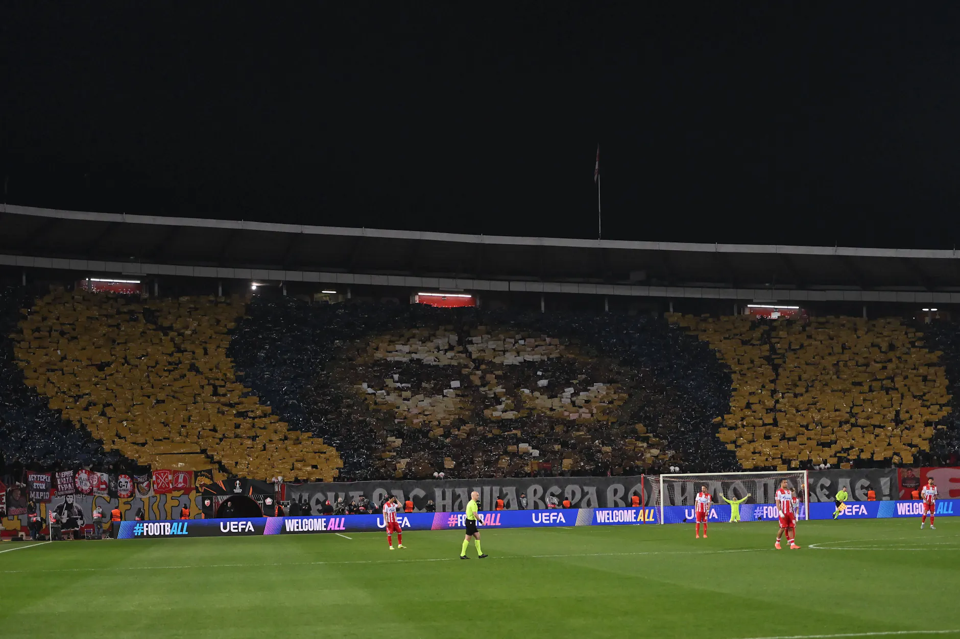 Fans von Roter Stern Belgrad bei einem Spiel der Uefa Europa League im Rajko-Mitić-Stadion. Die Darstellung eines christlichen Heiligen soll angeblich zu einer Strafe seitens der Uefa geführt haben.
