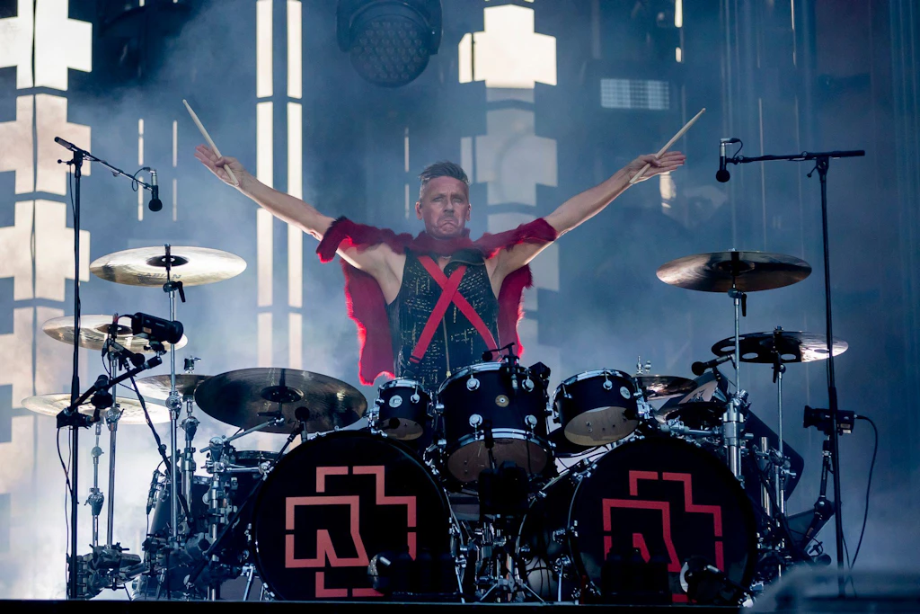 Rammstein-Schlagzeuger besucht Kunsthalle Rostock: Brasilianische Fans rasten aus