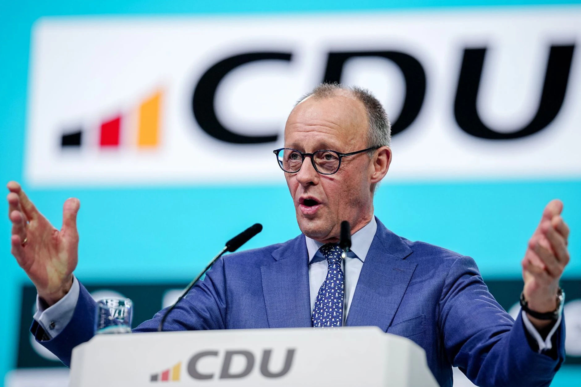 2026: Bundeskanzler Friedrich Merz (CDU) sagt auf dem Bundesparteitag, er sei auch nicht anonym im Netz, und fordert die Klarnamenpflicht für alle.