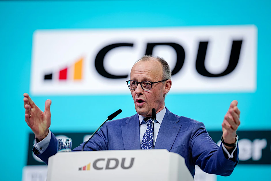 2026: Bundeskanzler Friedrich Merz (CDU) sagt auf dem Bundesparteitag, er sei auch nicht anonym im Netz, und fordert die Klarnamenpflicht für alle.