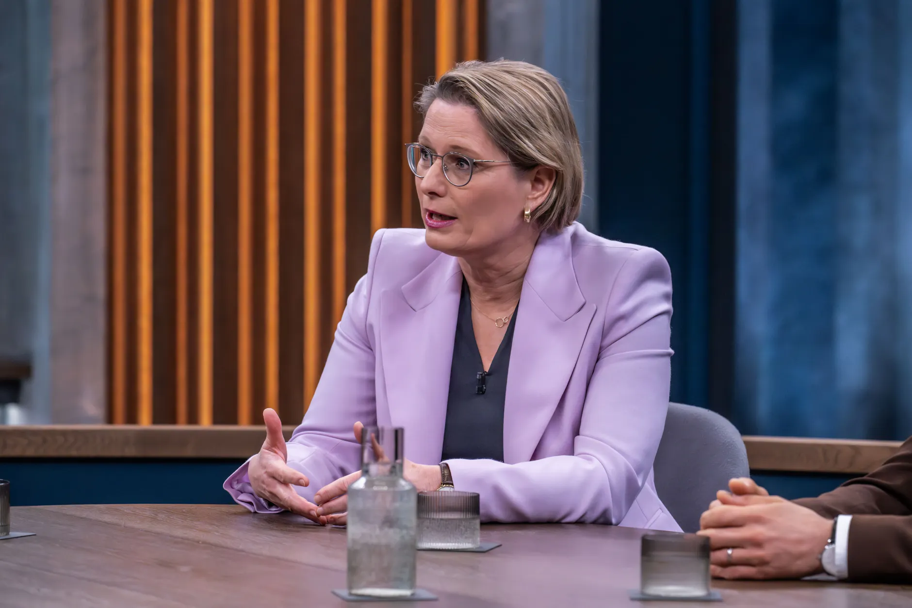 Bundesjustizministerin Stefanie Hubig spricht in der ARD-Talkshow über besseren Schutz für Frauen und fordert eine stärkere gesellschaftliche Debatte.