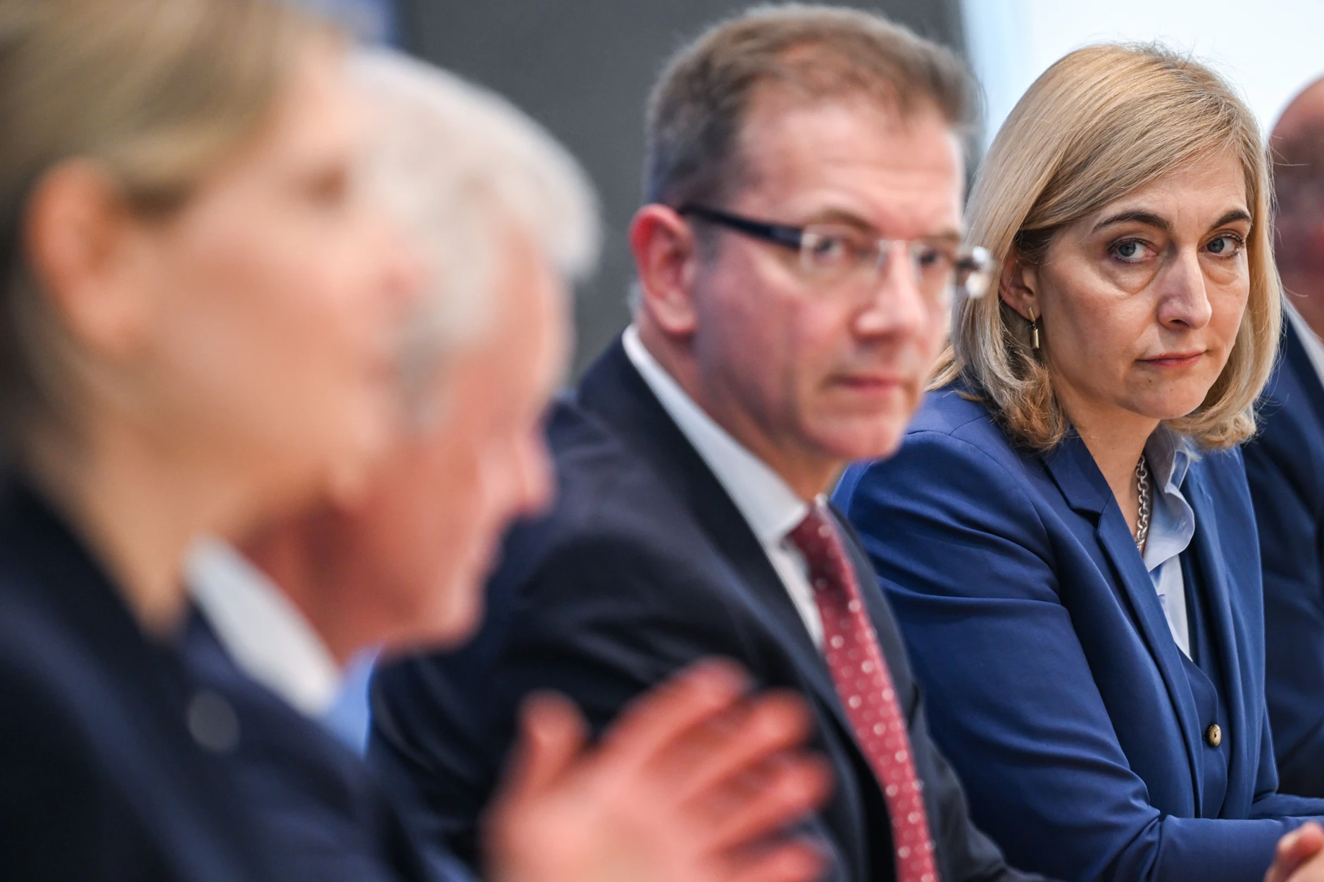 Nina Warken und Gesundheitsökonom Wolfgang Greiner (2.v.r.) bei der Vorstellung von Maßnahmen, die gesetzlich Krankenversicherte entlasten sollen.