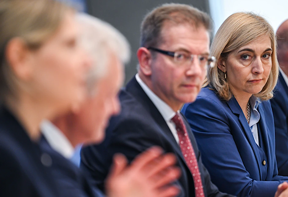 Nina Warken und Gesundheitsökonom Wolfgang Greiner (2.v.r.) bei der Vorstellung von Maßnahmen, die gesetzlich Krankenversicherte entlasten sollen.