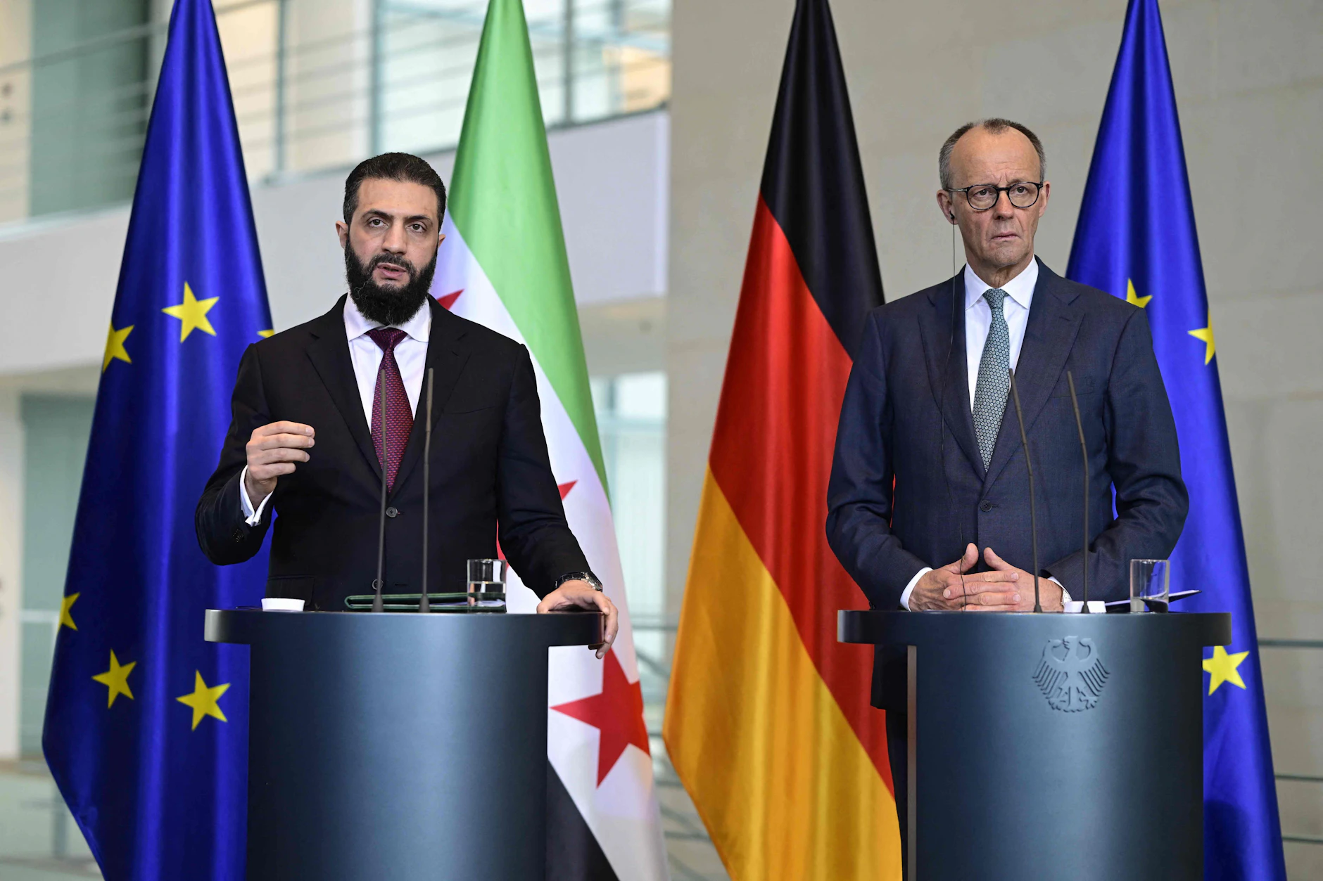 Bundeskanzler Friedrich Merz (r.) und Syriens Übergangspräsident Ahmed al-Scharaa bei einer gemeinsamen Pressekonferenz.
