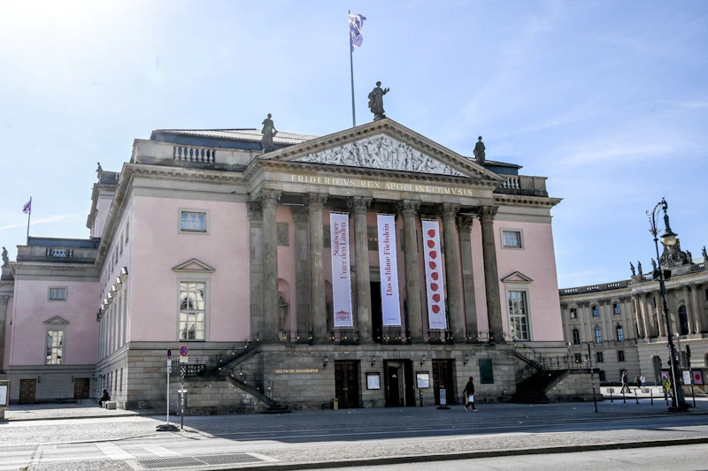 Unter den Linden wird Großbaustelle: Vor der Staatsoper klafft eine Grube