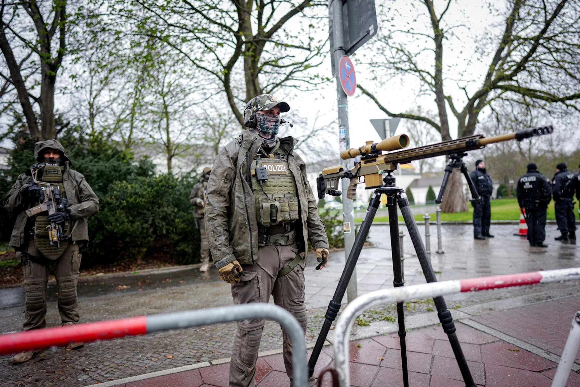 Scharfschützen der Polizei sichern am Schloss Bellevue den Besuch von Syriens Übergangspräsident al-Scharaa.