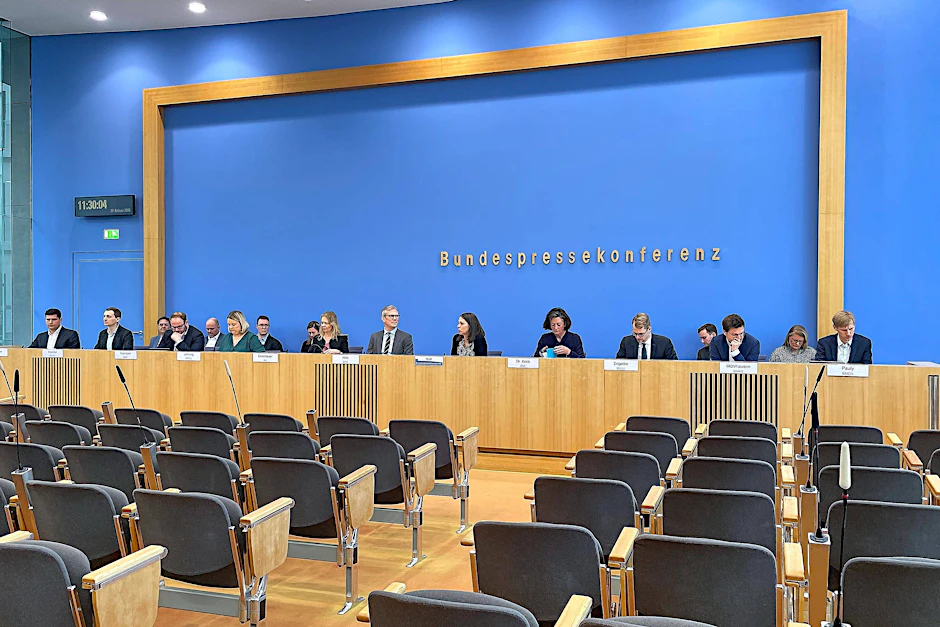 Regierungspressekonferenz: Nicht alle Stühle sind besetzt und nicht alle Fragen werden beantwortet.
