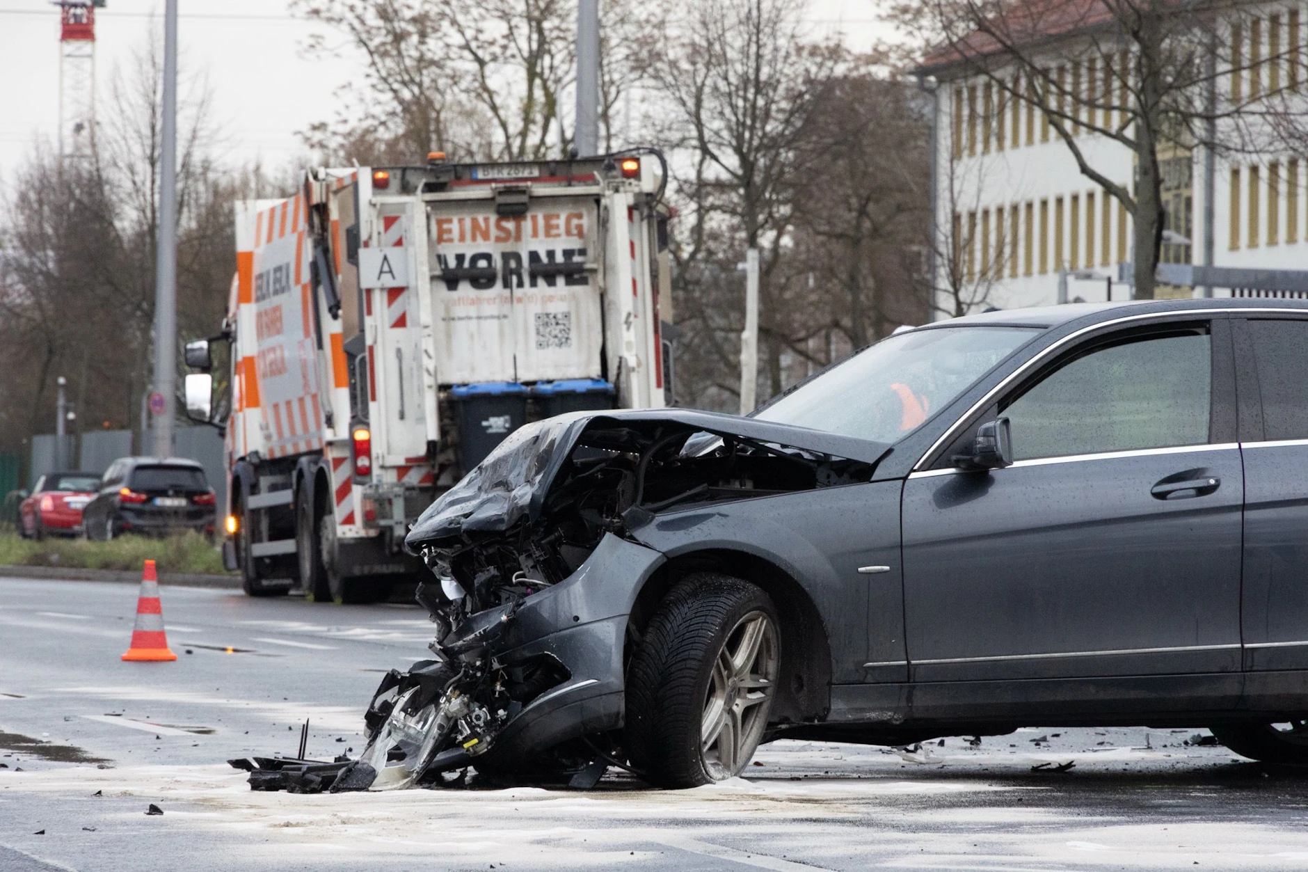 Der Fahrer des verunfallten Pkw wurde schwer verletzt.