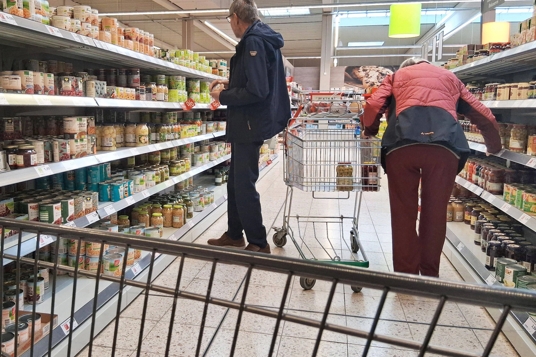 Augen auf im Supermarkt! In der Konservenabteilung schlägt in Berlin und Brandenburg aktuell die Inflation zu.