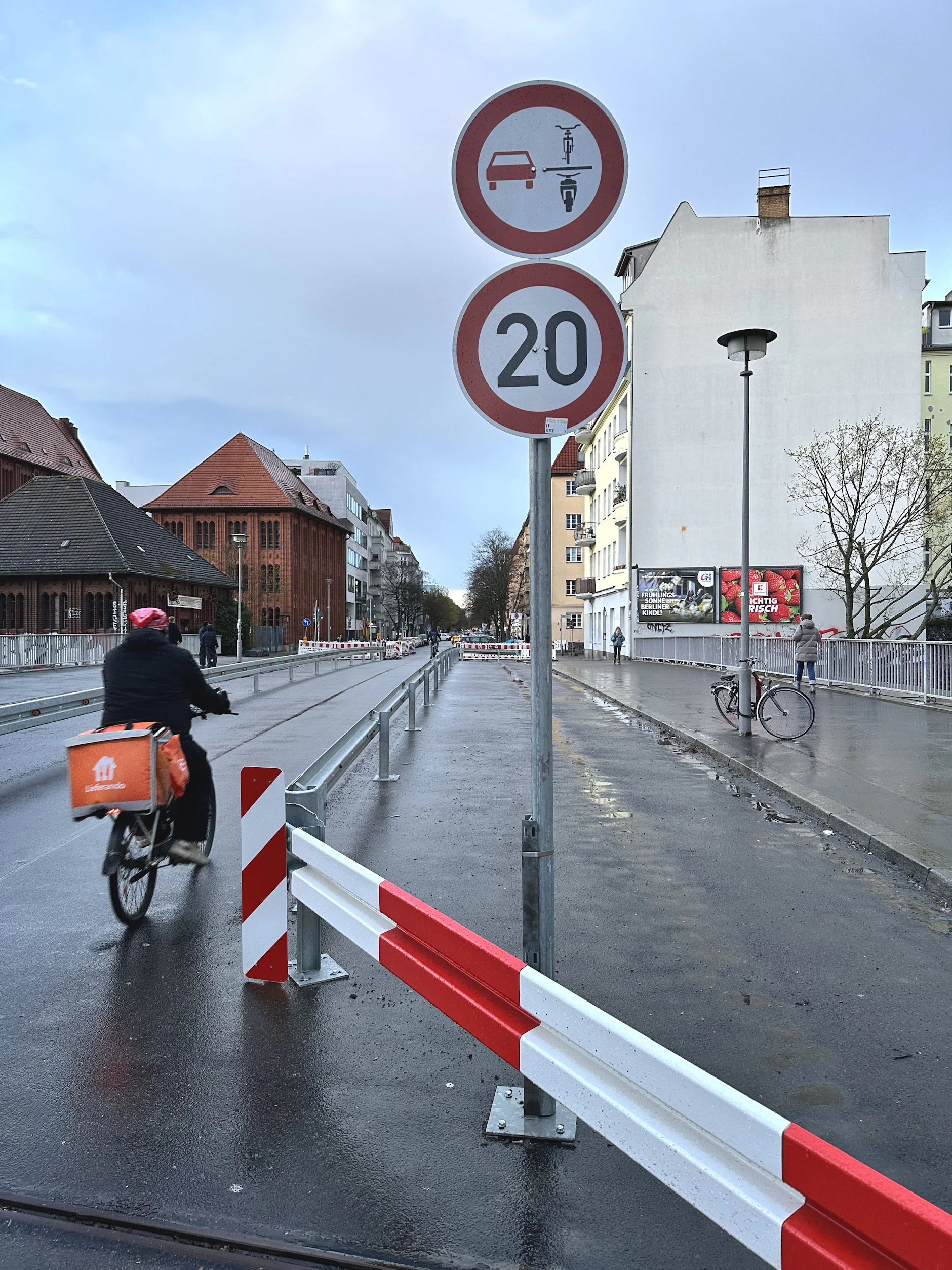 Seit Dezember ist Tempo 20 vorgeschrieben, Autos dürfen Fahrradfahrer nicht mehr überholen.