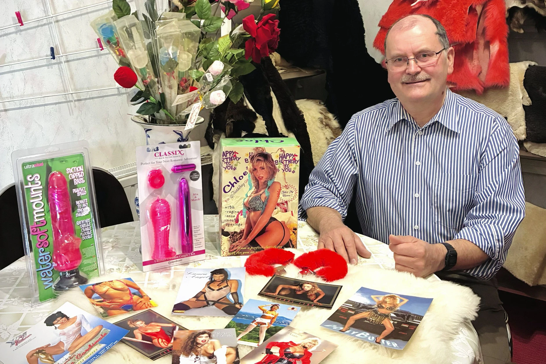 Andreas Weidhaas mit den letzten Resten aus dem Sortiment seines Sexshops. Er musste den Laden schließen, verkauft die übrigen Artikel für einen euro pro Stück.