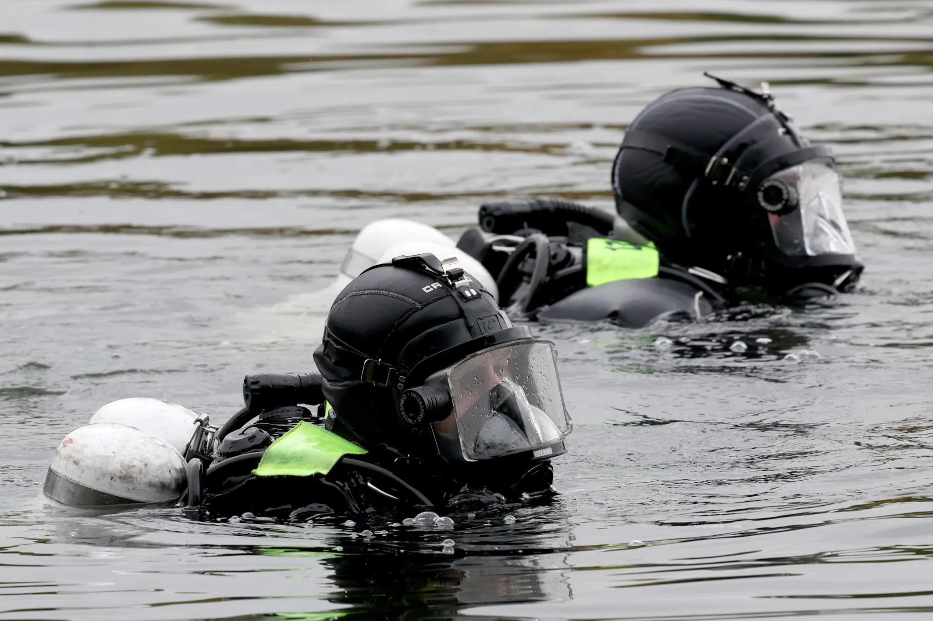 Taucher der Polizei suchten bei der Suche nach Fabian verschiedene Gewässer ab. Erst nach Tagen wurde die Leiche des Jungen an einem Tümpel gefunden.