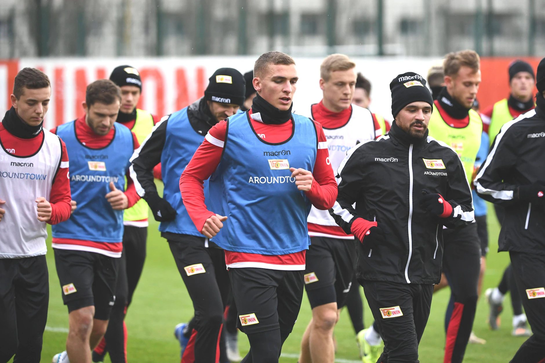 2019 und 2020 wurde Fisnik Asllani (l.) von Ex-Trainer Urs Fischer (59) mit in die Winter-Trainingslager der Profis genommen. Mehr konnte der 1. FC Union Berlin seinem Sturm-Talent nicht bieten.