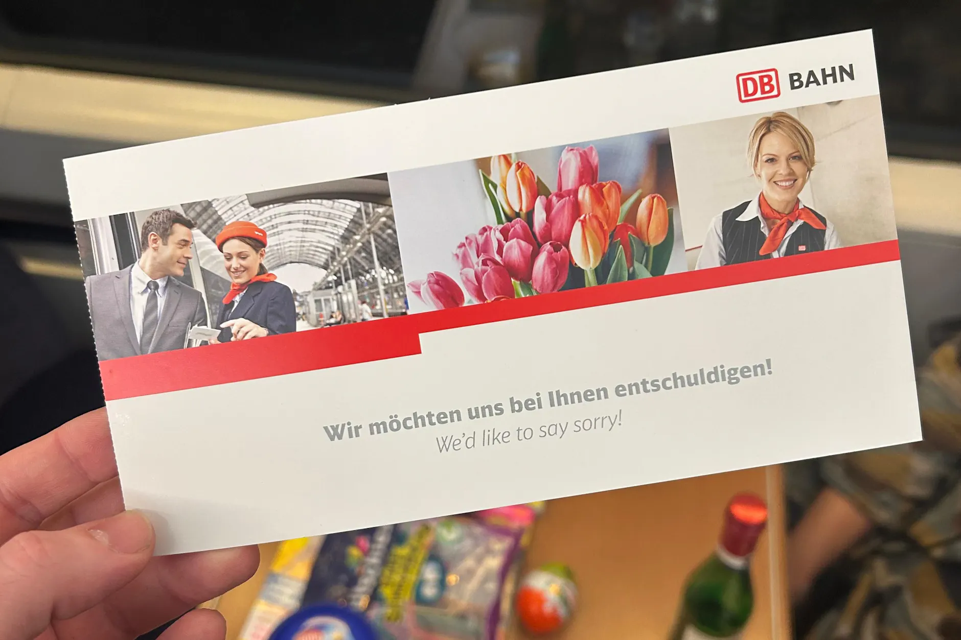 Im Zug werden in der Nacht solche Karten verteilt: „Wir möchten uns bei Ihnen entschuldigen!“