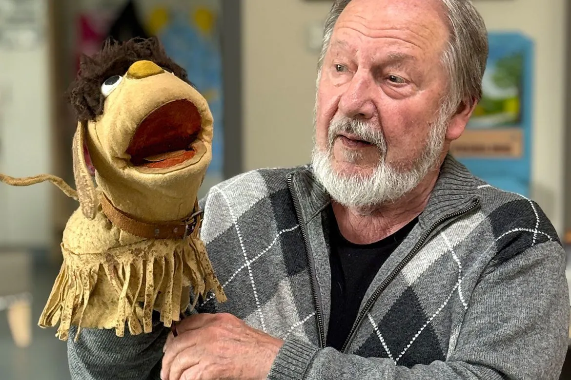 Jürgen Kunze (88) mit seinem Hund Moppi, der jetzt 50 Jahre alt wird.