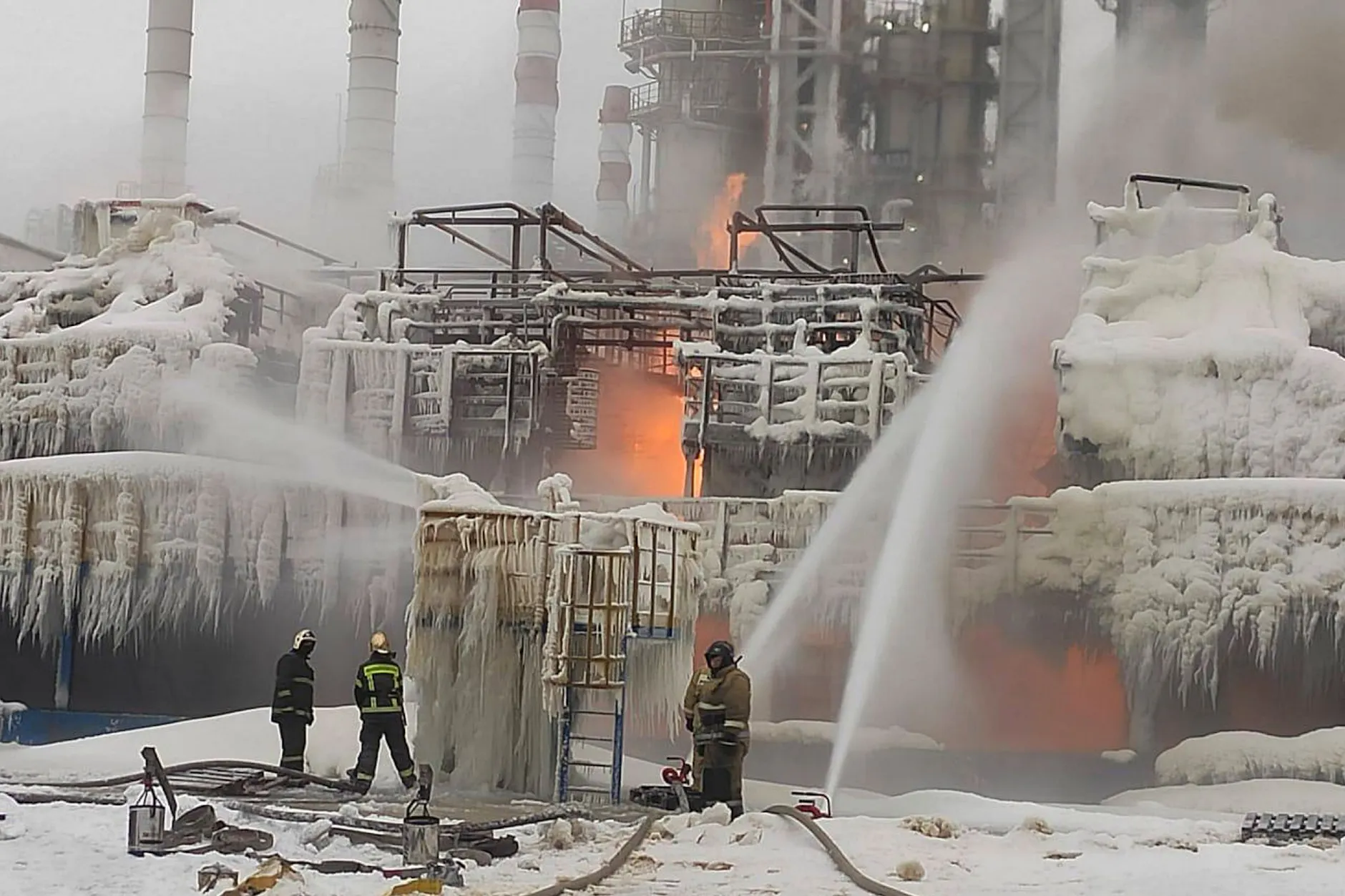 Feuerwehrleute bei Löscharbeiten auf dem Gelände des Erdgasproduzenten Novatek im Ostseehafen Ust-Luga