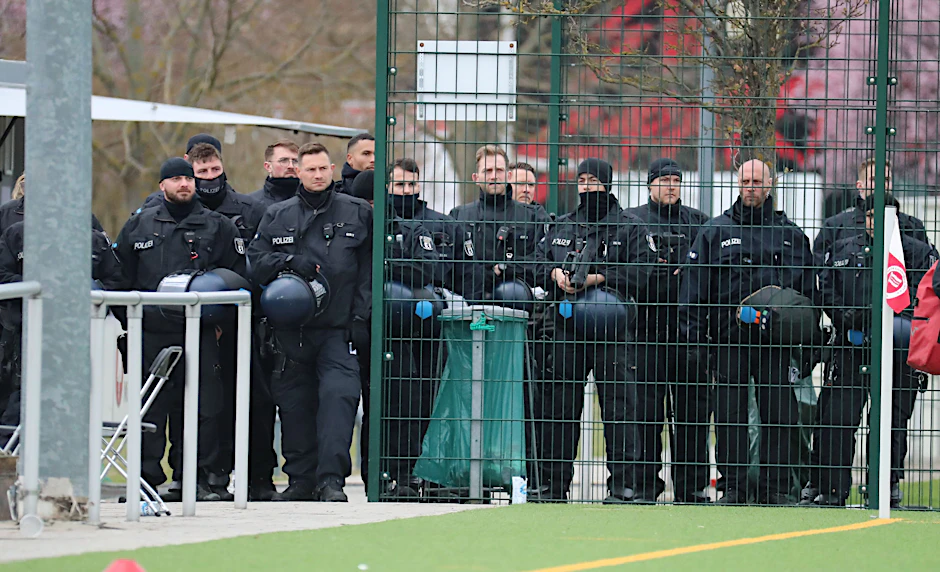 Die Polizei hatte beim Landespokalspiel zwischen dem BFC Dynamo und Sparta Lichtenberg mit Ausschreitungen zu kämpfen.