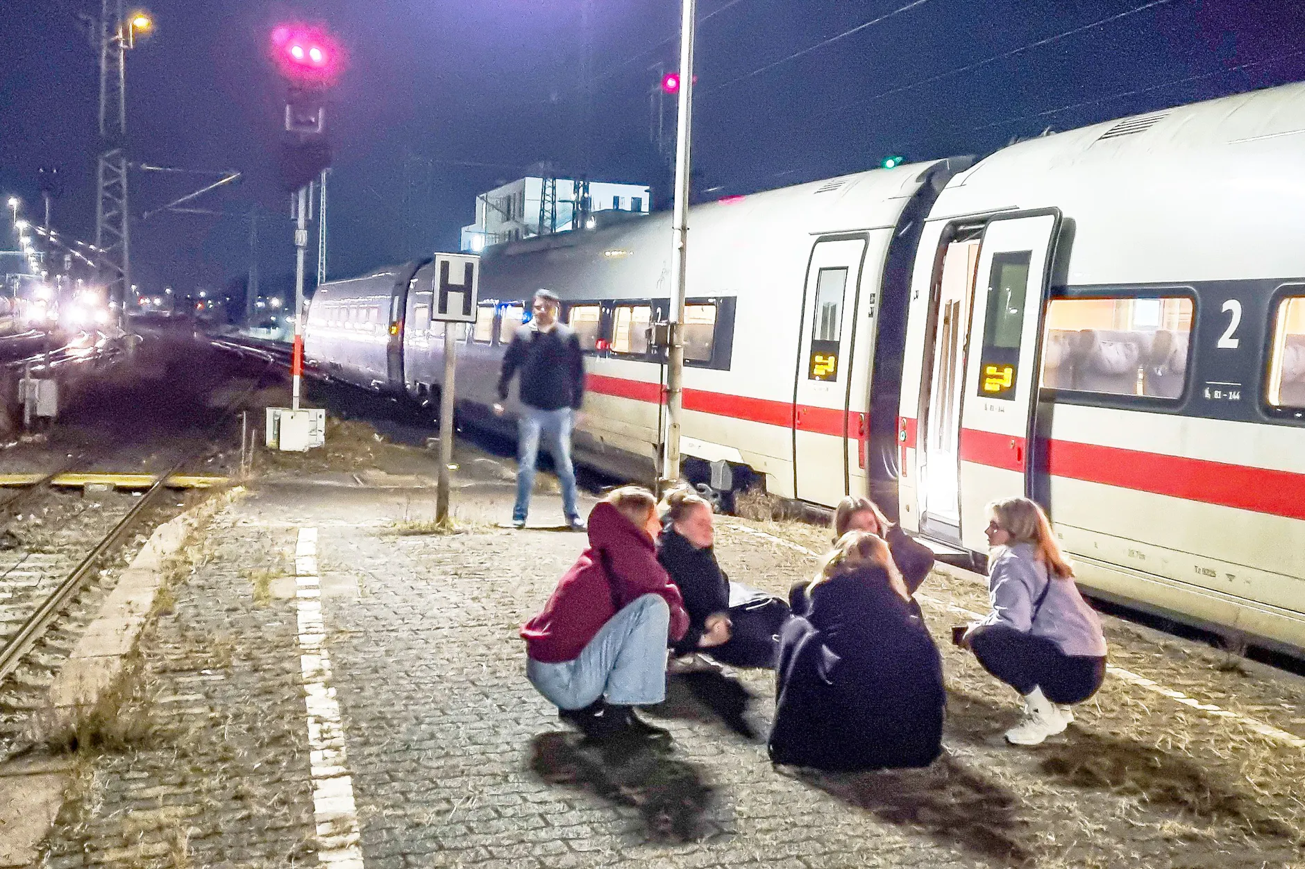 Immer wieder kommt es bei der Deutschen Bahn zu Pannen. Hier musste ein ICE zwischen Köln und Berlin über Paderborn fahren und dort eine unfreiwillige Pause einlegen.