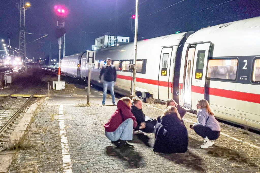 Immer wieder kommt es bei der Deutschen Bahn zu Pannen. Hier musste ein ICE zwischen Köln und Berlin über Paderborn fahren und dort eine unfreiwillige Pause einlegen.