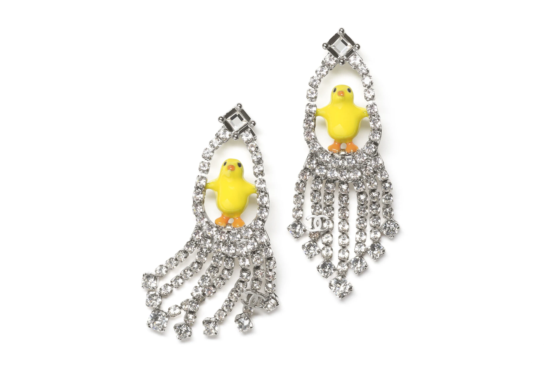 Mit diesen funkelnden Ohrringen von Chanel sieht man garantiert aus wie aus dem Ei gepellt - so wie ihre gelben Protagonisten selbst.