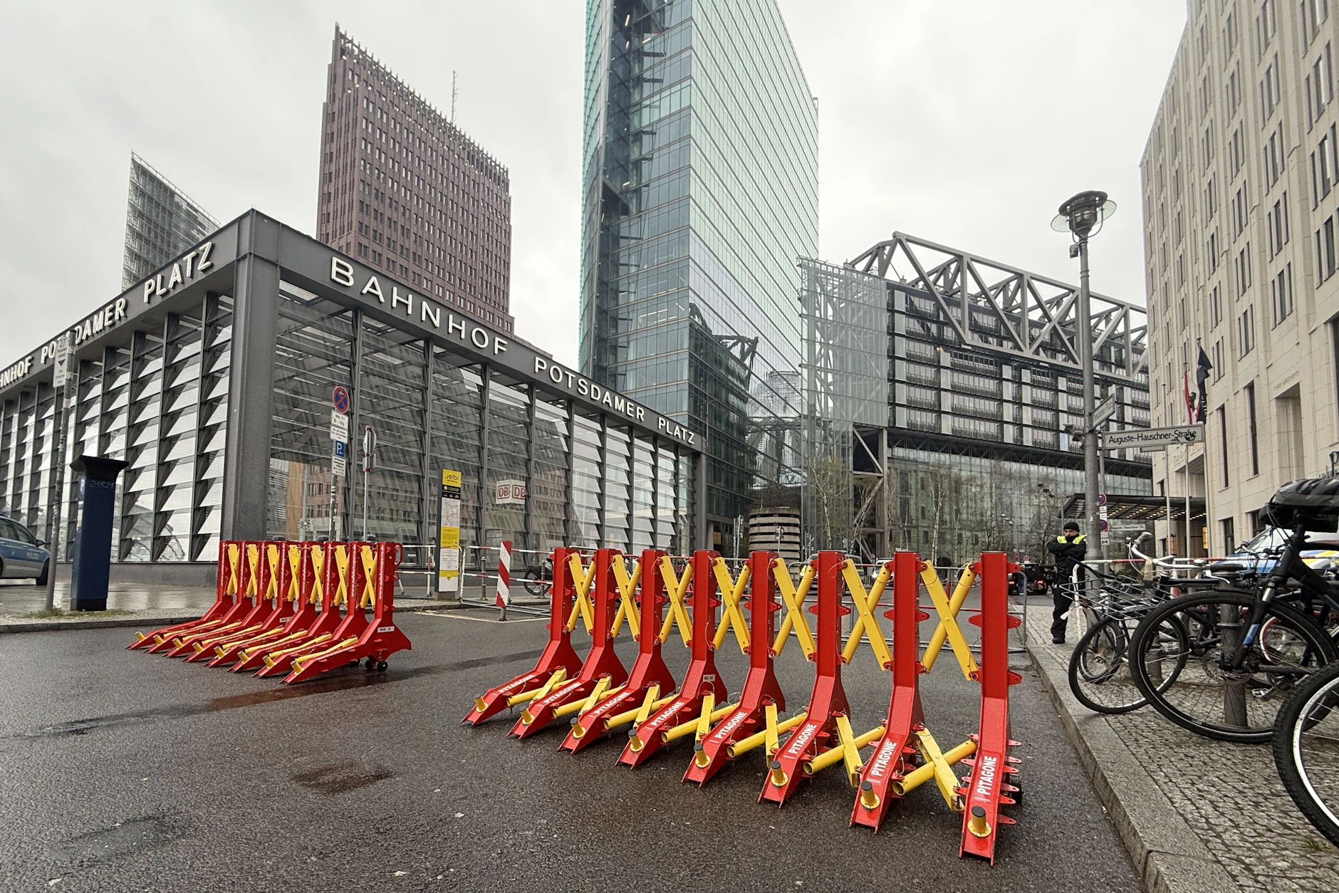 Am Potsdamer Platz, im Bereich des Hotels Ritz-Carlton, sind die Straßen gesperrt.