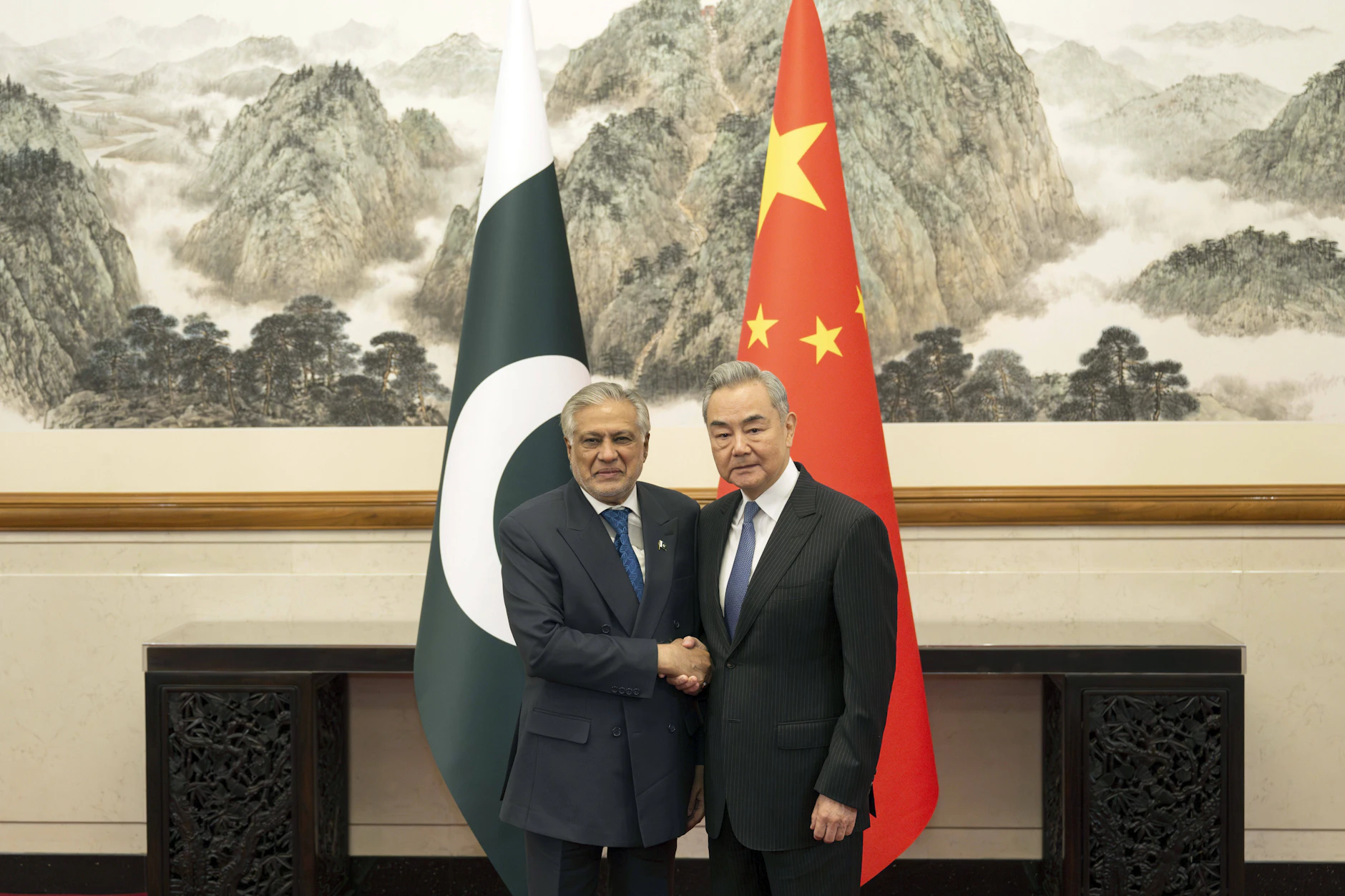Der chinesische Außenminister Wang Yi (r.) und der pakistanische Außenminister Mohammad Ishaq Bar