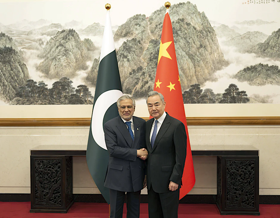 Der chinesische Außenminister Wang Yi (r.) und der pakistanische Außenminister Mohammad Ishaq Bar