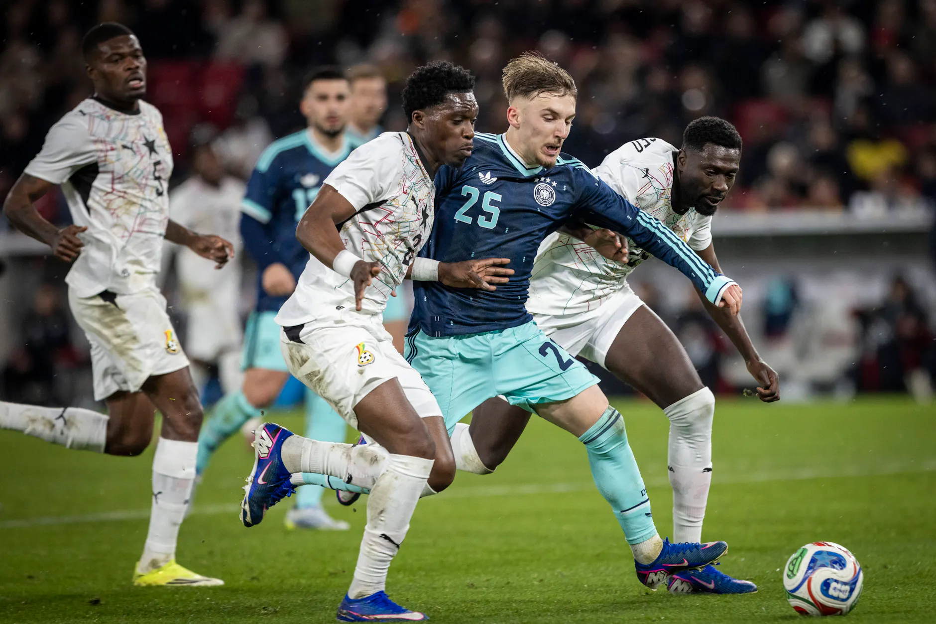 Besonders mit Bayern-Juwel Lennart Karl hatten Ghana und Union-Verteidiger Derrick Köhn in der zweiten Halbzeit Probleme.